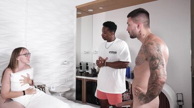 Dvojitá jebačka Luny: jeden čurák v piči, druhý v hrdle