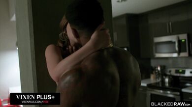 Drsné interracial mrdanie zakončené náložou do piče Danni