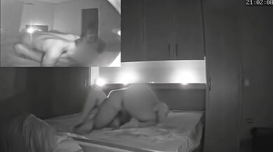 Laura si prstuje piču a potom schytá nálož od milenca do tlamy