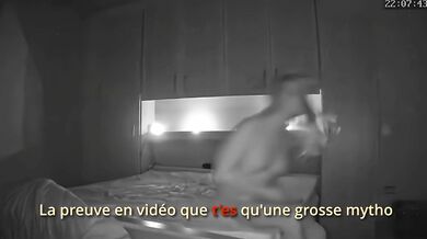 Laura si prstuje piču a potom schytá nálož od milenca do tlamy