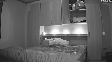 Laura si prstuje piču a potom schytá nálož od milenca do tlamy