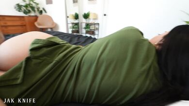 Gal Ritchie si nechá roztiahnuť kundu na psíka