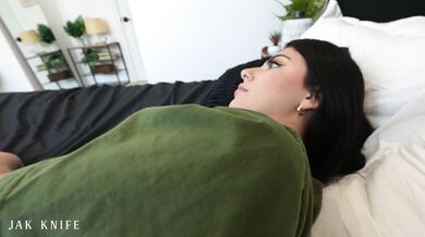 Gal Ritchie si nechá roztiahnuť kundu na psíka