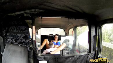 Drsné mrdanie na zadnom sedadle a Jasmine Jae