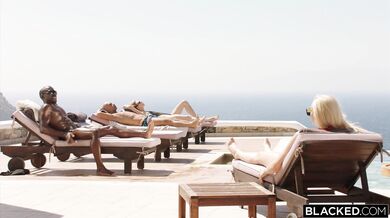 Kendra Sunderland berie čierny čurák hlboko do análu