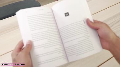 Aiden Ashley rozťahuje dierku pre mladého chalana