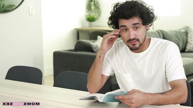 Aiden Ashley rozťahuje dierku pre mladého chalana