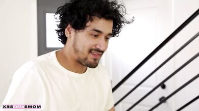 Aiden Ashley rozťahuje dierku pre mladého chalana